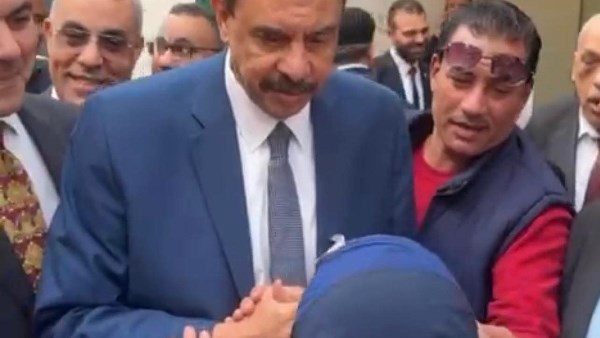 عليا دين 1500 جنيه.. استجابة إنسانية من محافظ سوهاج تعيد الأمل لمواطنة