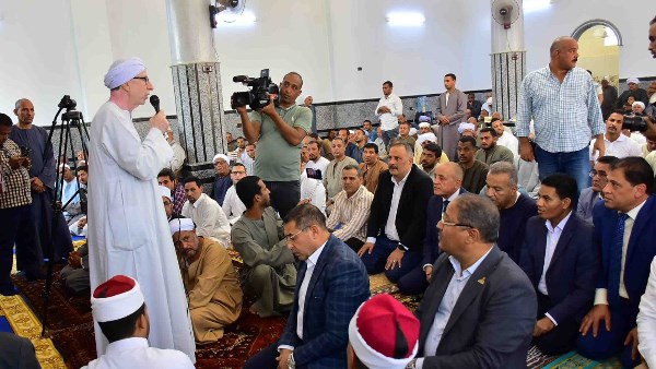 هل يجوز للمسافر إمامة المصلين في صلاة الجمعة؟.. الضوابط الشرعية