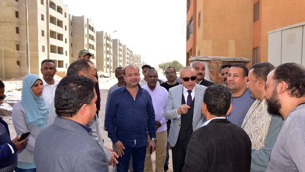 محافظ الأقصر يتفقد مساكن الطود تمهيدا لافتتاحها خلال الاحتفالات بعيد الأقصر القومي