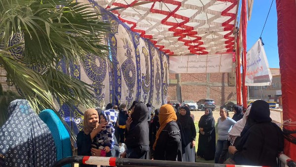 إصابة ناخبة في أسوان بحالة إغماء ونقلها للمستشفى لتلقي العلاج