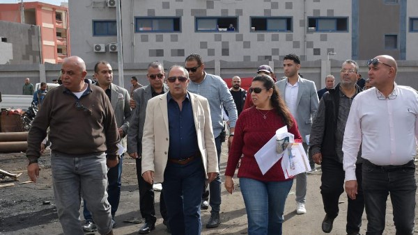 محافظ بورسعيد يشدد على إزالة التعديات وإغلاق محلات فرز القمامة بمنطقة C6