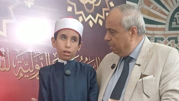 أول ما نطق به لسانه القرآن .. عمر ذو البصيرة يبهر مسابقة بورسعيد الدولية بموهبته