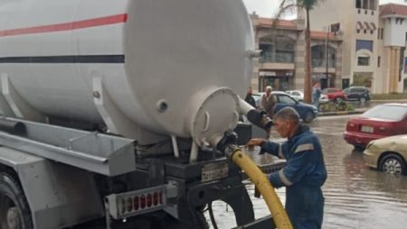 محافظ بورسعيد يوجه بسرعة التعامل مع مياه الأمطار وعودة الأمور إلى طبيعتها