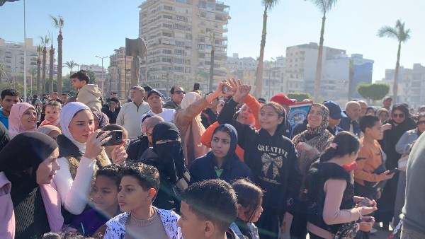 يوم الانتصار على العدوان.. محافظ بورسعيد يضع إكليل الزهور على النصب التذكاري للشهداء