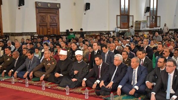 وزيرا  الأوقاف و التعليم العالي والمفتي يؤدون صلاة الجمعة في بورسعيد