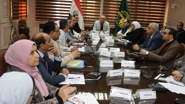 محافظ القليوبية يبحث إجراءات تحويل قرية “القلج” وتوابعها بمركز الخانكة إلى مدينة مستقلة