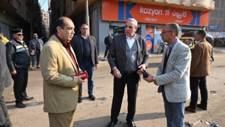 محافظ الغربية في جولة مفاجئة بشارع الترعة بالمحلة ويوجه بدفع معدات النظافة وعدم مغادرتها