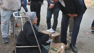 حقق أمنيتها.. محافظ الغربية يستجيب لشكوى «مُسنّة» ويوفّر لها كرسيًا متحركًا ومساعدات إنسانية|صور