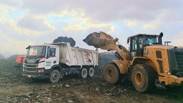 وحدة التدخل السريع بالشرقية ترفع 54 ألفا و725 طن قمامة ومخلفات مبان وحدة التدخل السريع بالشرقية ترفع 54 ألفا و725 طن قمامة ومخلفات مبان