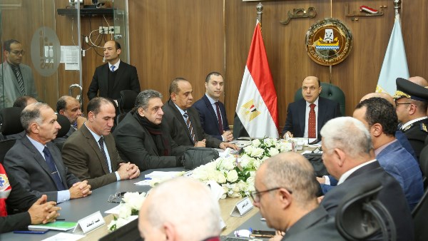 لحظة بلحظة.. محافظ كفر الشيخ يتابع جولة الإعادة من غرفة العمليات الرئيسية