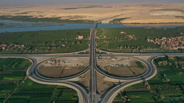 النقل: محور الفشن الحر يعزز ربط الشبكة القومية للطرق ويدعم الاستثمار.. صور