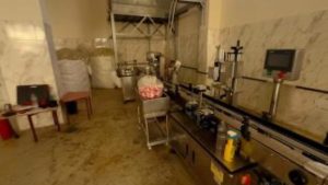 16 طنا مجهولة.. الداخلية تداهم 5 مصانع لتعبئة زيت طعام مغشوش