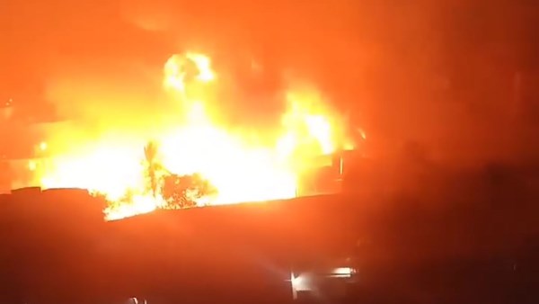 حريق هائل داخل مخزن أخشاب في مؤسسة الزكاة بالمرج .. صور