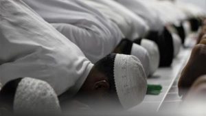 ما حكم نسيان المصلي ركعة وتذكرها بعد انصرافه؟.. اعرف رأي الدين