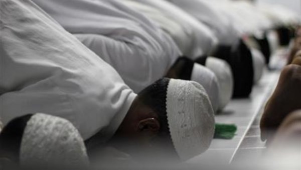 ما حكم نسيان المصلي ركعة وتذكرها بعد انصرافه؟.. اعرف رأي الدين