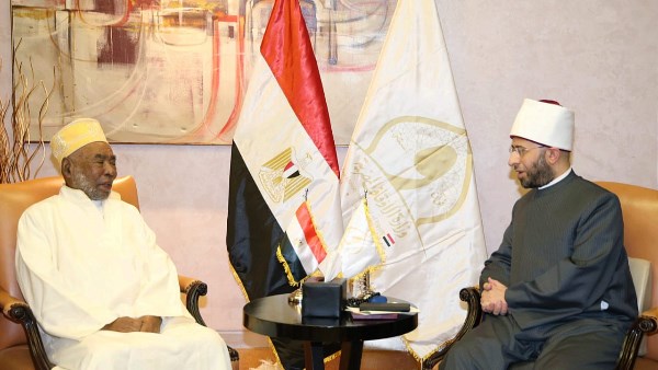 وزير الأوقاف يلتقي مفتي جزر القمر على هامش مؤتمر الإفتاء الدولي