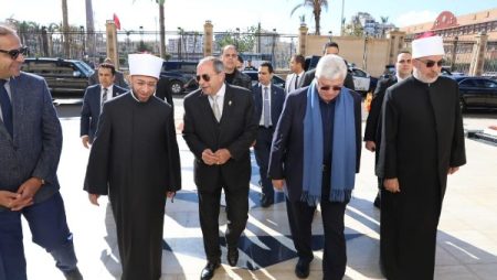 وزير الأوقاف يحضر صلاة الجمعة بالمسجد العباسي ببورسعيد بمناسبة عيدها القومي