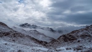 الثلوج تكسو مرتفعات حائل وتبوك في السعودية.. فيديو وصور