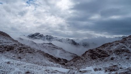 الثلوج تكسو مرتفعات حائل وتبوك في السعودية.. فيديو وصور