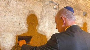 لإحياء عيد الأنوار اليهودي .. نتنياهو يقتحم ساحة حائط البراق