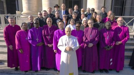 رئيس أساقفة الكنيسة الأسقفية يزور بابا الفاتيكان | صور