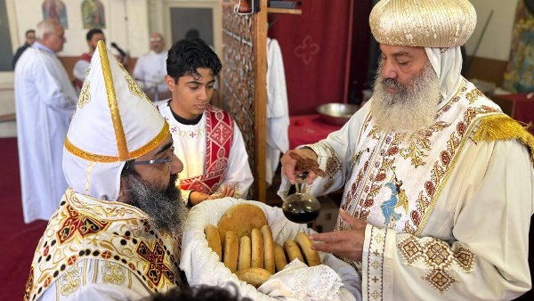 الأنبا برنابا يصلي القداس بكنيسة العذراء بتورينو ويشارك في الاحتفالات