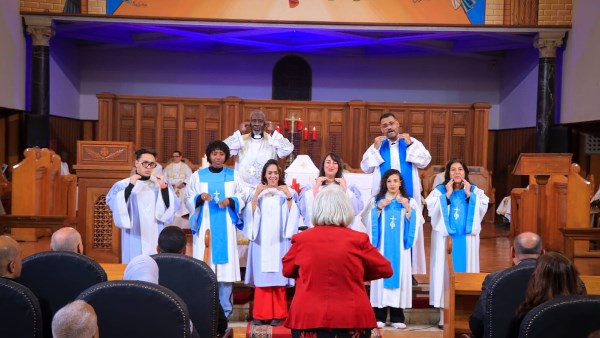 الكنيسة الأسقفية توفر ترجمة فورية بلغة الإشارة المصرية | صور