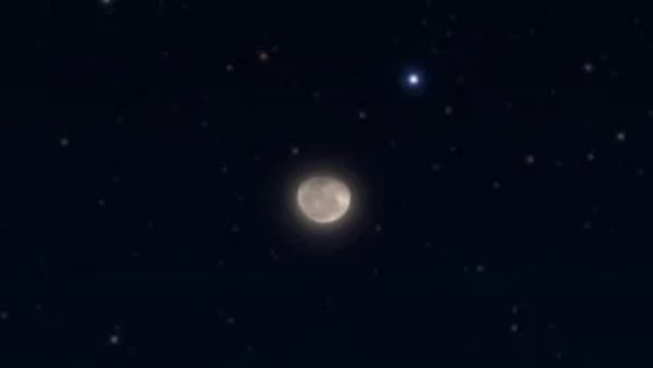 تشهد مساء مصر الآن حدثًا فلكيًا مميزًا، حيث نشاهد القمر مع كوكب زحل(لؤلؤة المجموعة الشمسية) في ظاهرة فلكية تعرف بالـ 