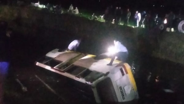 إصابة اثنين إثر انقلاب ميكروباص في ترعة باتجاه المنزلة بالدقهلية