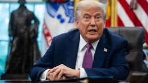 فنزويلا تستعد بنساء مسلحات.. «ترامب» يُهدّد كارتلات المخدرات على البر بأساليب العمليات البحرية|صور