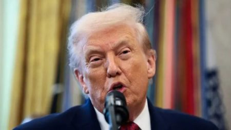 ترامب يقلد الزعيم عادل إمام خلال وصلة دعابة مع الصحفيين