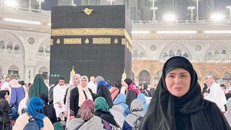 دموع على فقدان الأم .. إلهام شاهين تؤدي عُمرة لوالدتها الراحلة وتوجّه رسالة مؤثرة