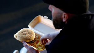 الملاعب البريطانية تستبدل برجر لحم البقر بلحم الغزلان البرية لخفض الانبعاثات الكربونية