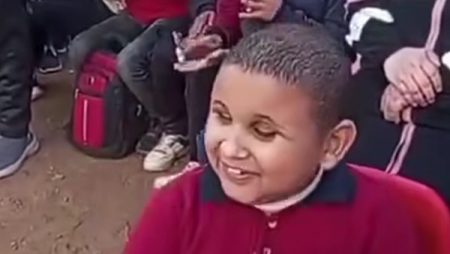 انتشار فيديو الطفل الكفيف «زياد» يُشعل موجة دعم.. وتحرّكات رسمية لتوفير علاجه وفرصة لمستقبل أفضل