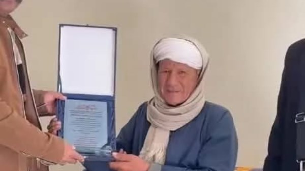 وفاء بالجميل بعد 40 عامًا .. أول تعليق من مدرس سوهاج لـ صدى البلد بعد زيارة طلابه اليمنيين لتكريمه وفاء بالجميل بعد 40 عامًا .. أول تعليق من مدرس سوهاج لـ صدى البلد بعد زيارة طلابه اليمنيين لتكريمه