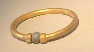 أسورة أثرية ذهبية | القصة الكاملة لـ محاكمة المتهمين بسرقتها من المتحف المصري