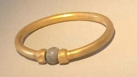 أسورة أثرية ذهبية | القصة الكاملة لـ محاكمة المتهمين بسرقتها من المتحف المصري