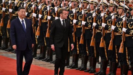 بعد عودته من الصين.. الرئيس الفرنسي يهدد بفرض رسوم جمركية على غرار ترامب