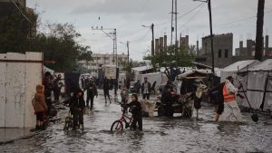 غزة.. بلدية جباليا تحذر من تداعيات العاصفة بايرون على النازحين