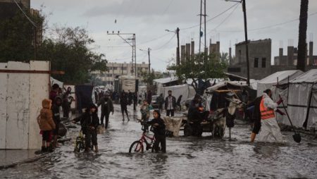 غزة.. بلدية جباليا تحذر من تداعيات العاصفة بايرون على النازحين