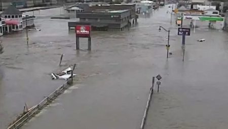 انهيار سد في واشنطن.. والسلطات تخلي 3 ضواحي بالمدينة| صور