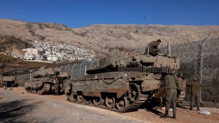 الاحتلال يعتقل 43 فلسطينياً ويحتجز العشرات من عدة محافظات