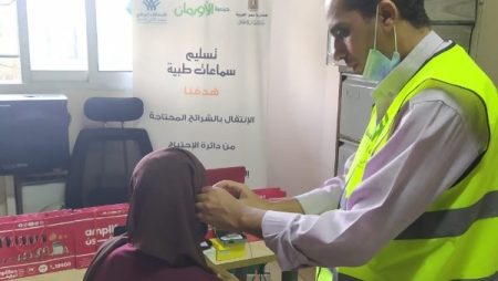 تضامن أسوان: تسليم 7 سماعات طبية لذوى الهمم