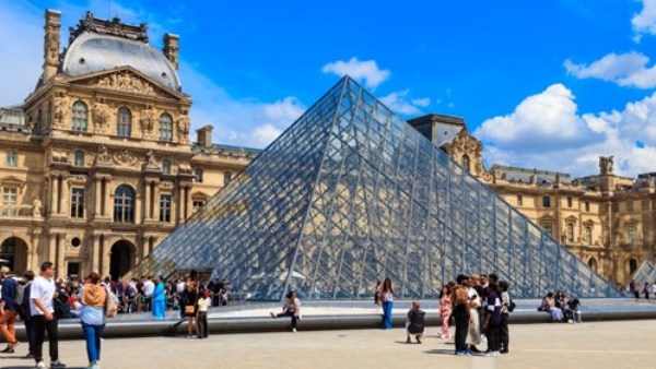 متحف اللوفر يغلق أبوابه بسبب إضراب موظفيه
