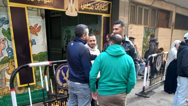 توافد الناخبين على مدرسة بورسعيد الخاصة في المطرية للإدلاء بصوتهم في جولة الإعادة.. فيديو وصور توافد الناخبين على مدرسة بورسعيد الخاصة في المطرية للإدلاء بصوتهم في جولة الإعادة.. فيديو وصور