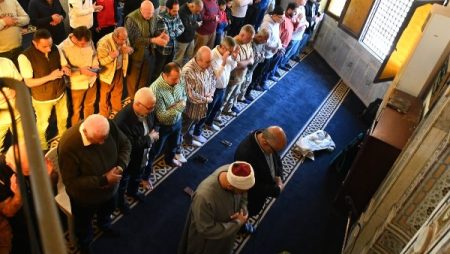 صلاة الغائب في نادي الزهور.. وداع مهيب للسبّاح الناشئ يوسف محمد