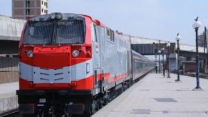 دون إصابات.. السكة الحديد تعيد 3 عربات إلى مسارها بعد خروجها عن القضبان