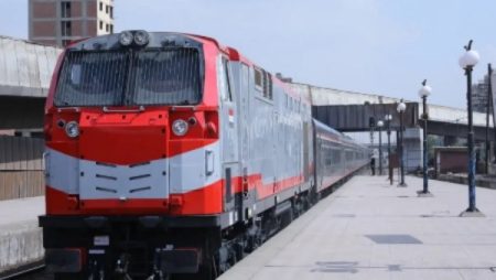 دون إصابات.. السكة الحديد تعيد 3 عربات إلى مسارها بعد خروجها عن القضبان