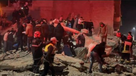 أزمة في مدينة فاس المغربية بعد انهيار منزلين .. وأنباء عن ضحايا ومصابين | شاهد