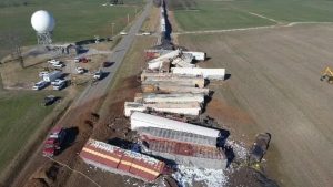 انقلاب 30 عربة قطار في «كنتاكي» الأمريكية تحمل مادة كيميائية خطيرة.. وحظر خروج السكان